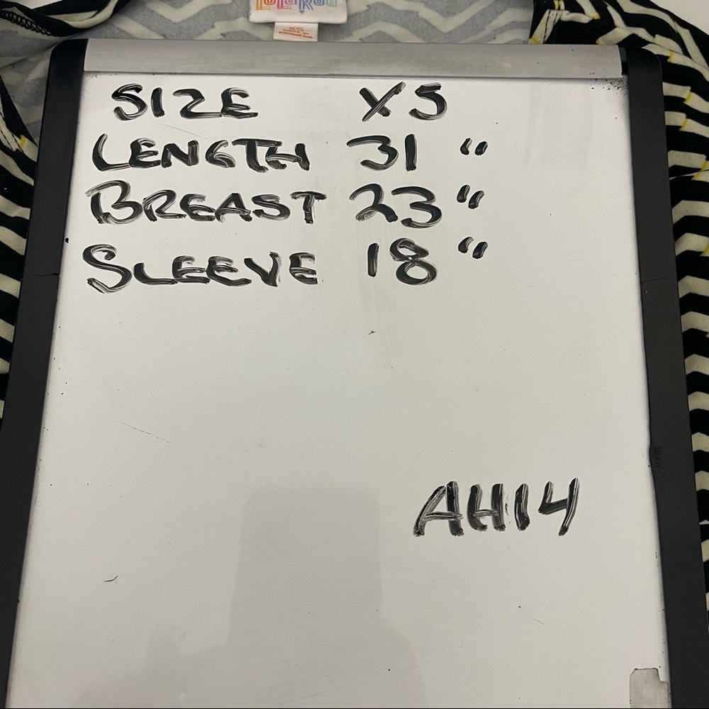 LuLaRoe Women’s Black White Yellow Top XS - Picture 4 of 4